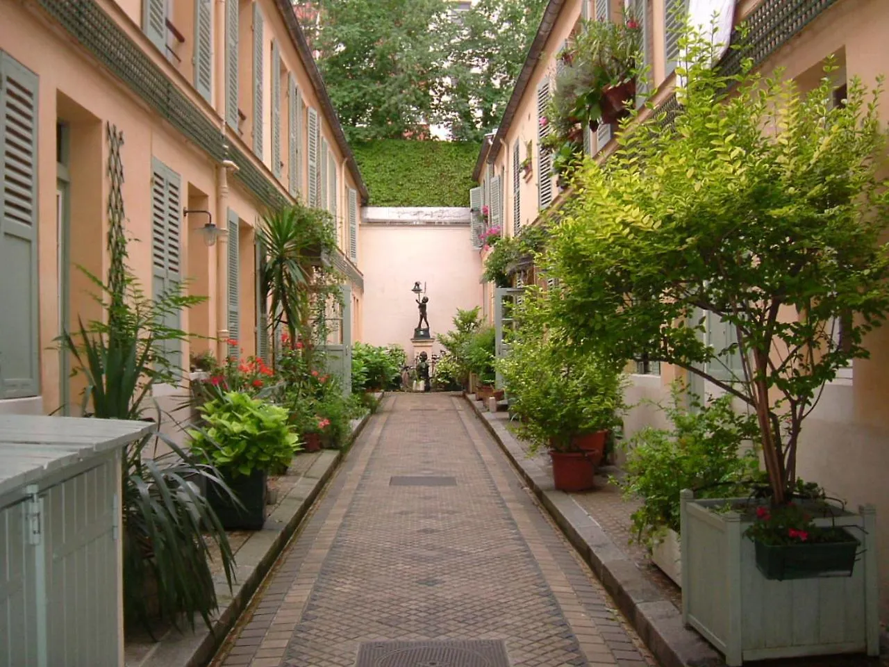 Dupleix 75M2 Sur Cour Arboree contacts